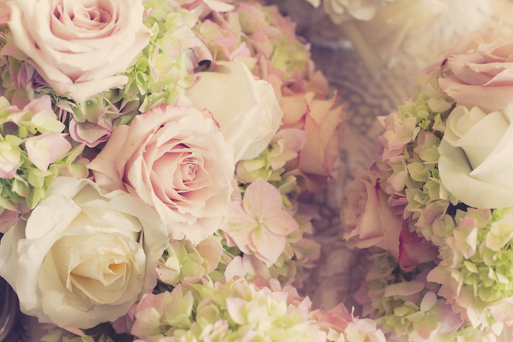 季節の花を集めたブーケの写真