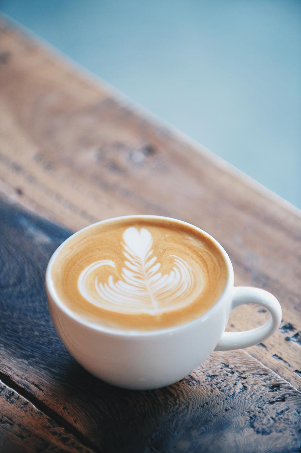 リーフ柄のラテアートが施されたコーヒーの写真